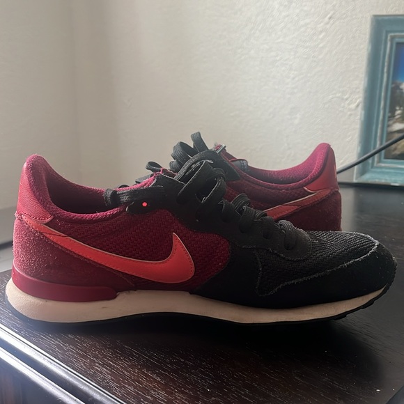 (WMNS) Nike Internationalist 'Black Crimson' 629684-018 - Picture 6 of 9